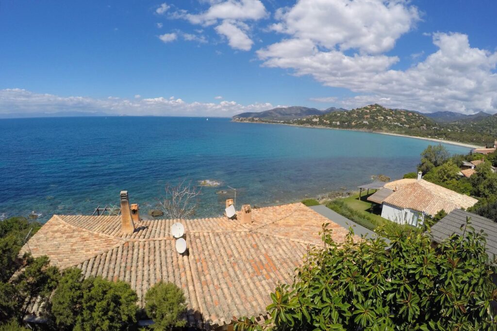 Blick über dem Hausdach auf das Meer des Ferienhauses Barbara, Torre delle Stelle - meer sardinien urlaub