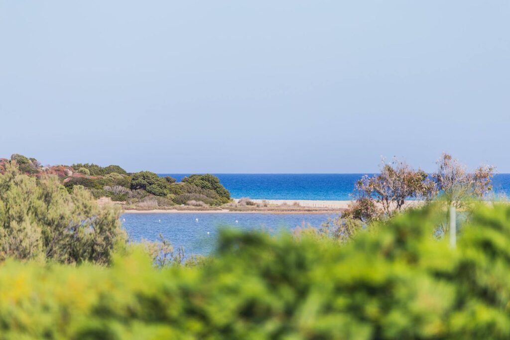 Blick über die Salzlagune zum Meer vom Hotels Aquadulci, Chia - meer sardinien urlaub