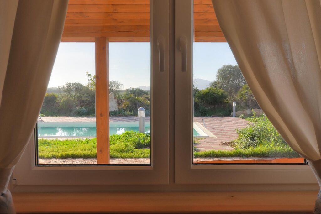 Blick vom Küchenfenster zum Poolbereich des Ferienhauses Barbara, Alghero - meer sardinien urlaub