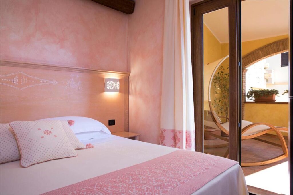 Blick vom Superior-Doppelzimmer zum privaten Aussenbereich, Gästehaus S Anninnia, Gonnesa - meer sardinien urlaub