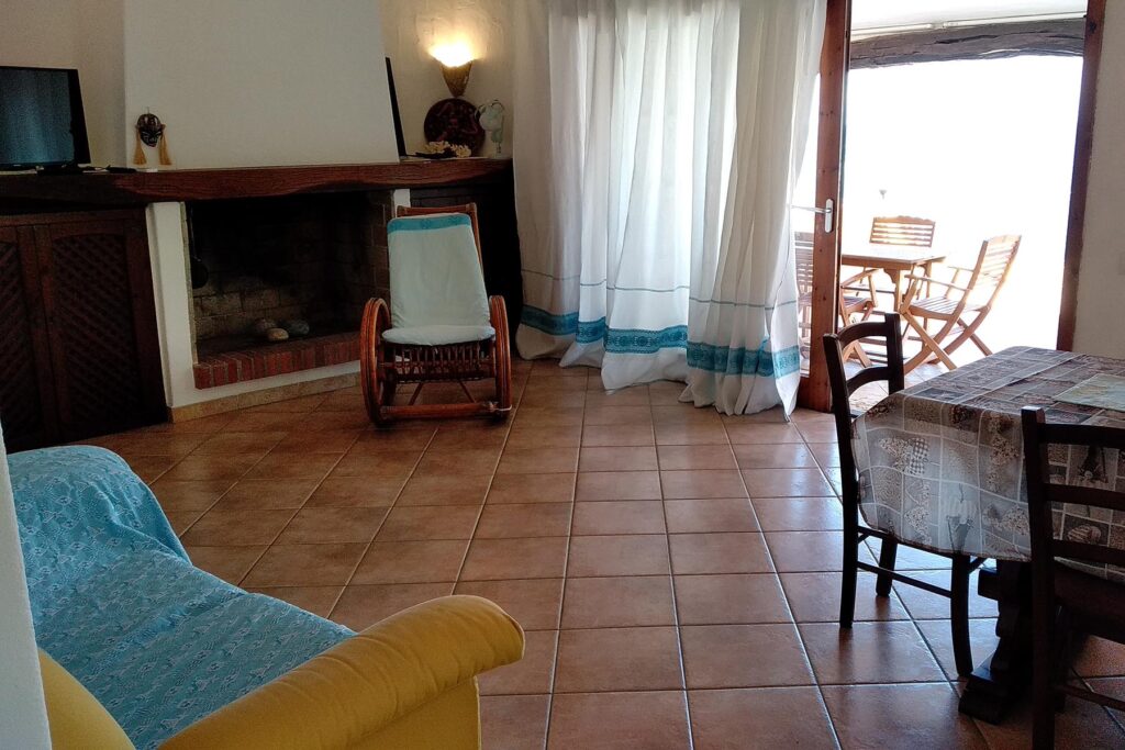 Blick vom Wohnraum mit Essbereich auf die bestuhlte Terrasse des Ferienhauses Barbara, Torre delle Stelle - meer sardinien urlaub