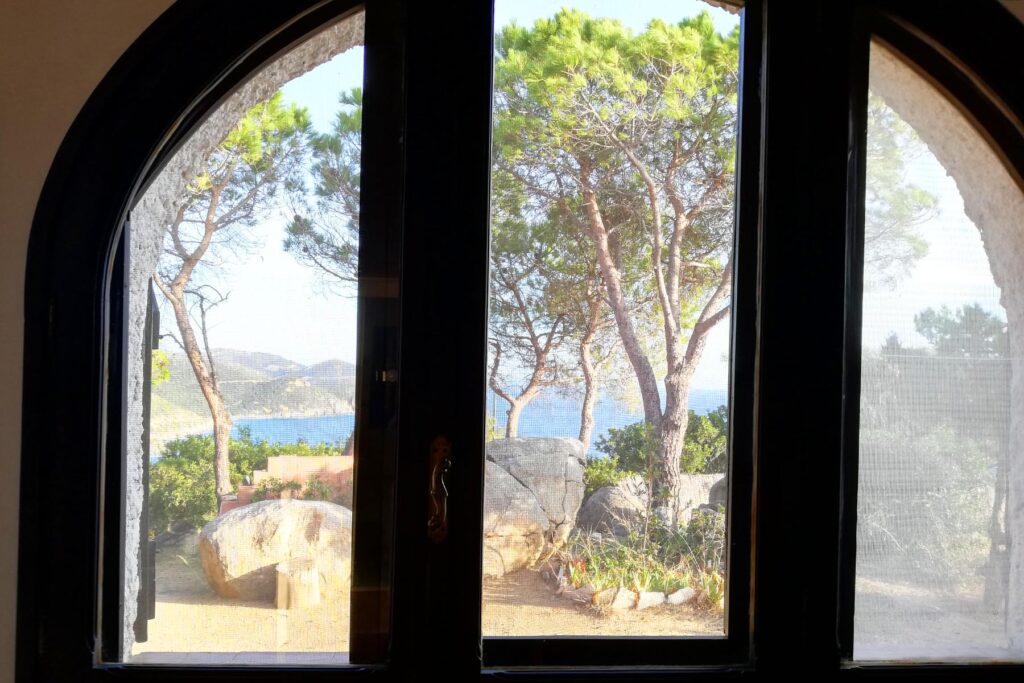 Blick vom Wohnzimmer in den Garten und auf das Meer, Ferienhaus Rubino, Torre delle Stelle - meer sardinien urlaub