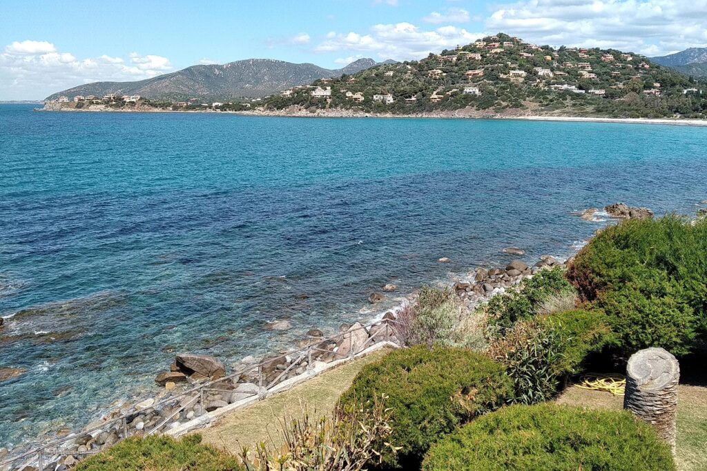 Blick vom terrassenförmig angelegten Garten des Ferienhauses Barbara, Torre delle Stelle - meer sardinien urlaub