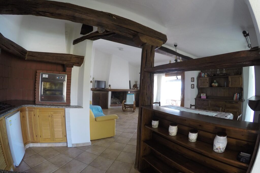 Blick von der Küche in das Wohn-/ Esszimmer des Ferienhauses Barbara, Torre delle Stelle - meer sardinien urlaub