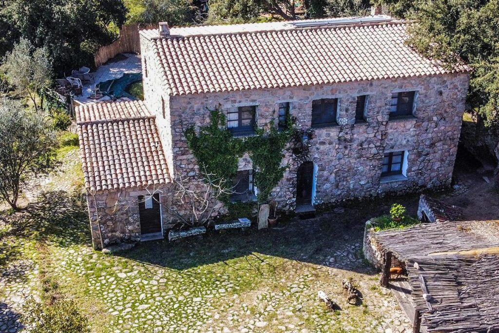 Blick von oben auf die Rückseite des Zimmergebäudes Pool-Stazzo, Agriturismo Il Muto di Gallura, Aggius - meer sardinien urlaub