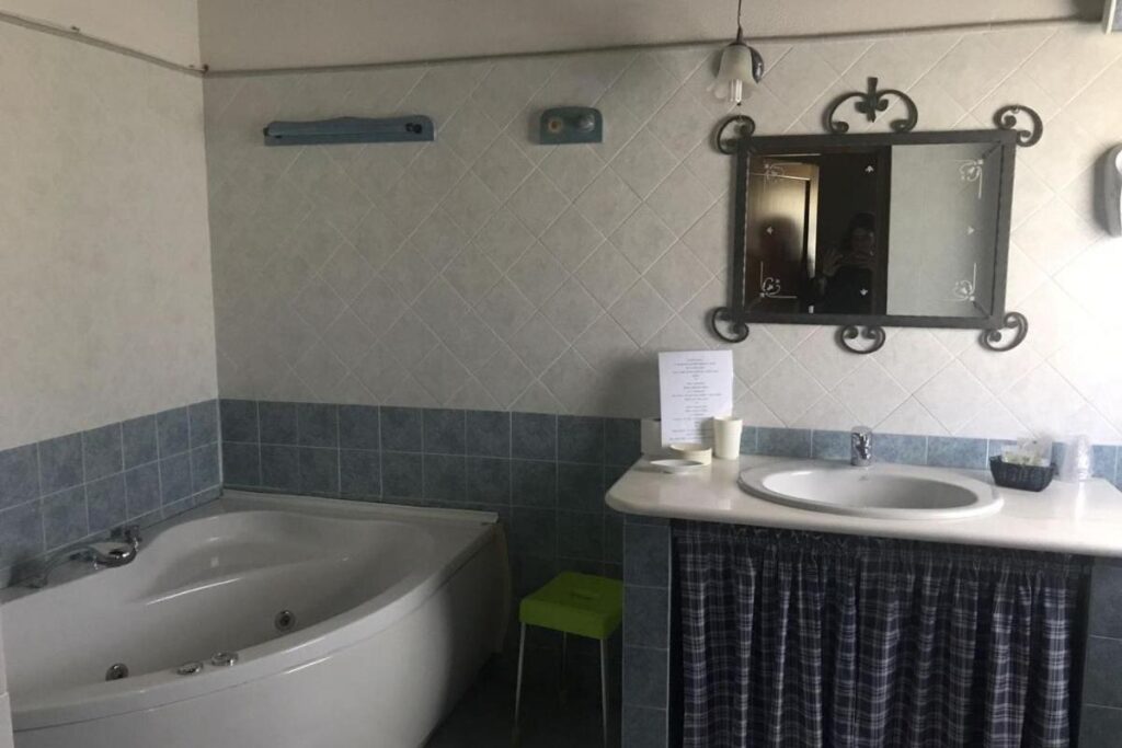 Das Bad mit Hydromassage-Badewanne eines der Zimmer des Frühstücks-Stazzo-Gebäudes, Agriturismo Il Muto di Gallura, Aggius - meer sardinien urlaub