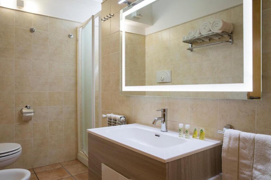 Das Badezimmer eines Superior-Zimmers, Gästehaus S Anninnia, Gonnesa - meer sardinien urlaub