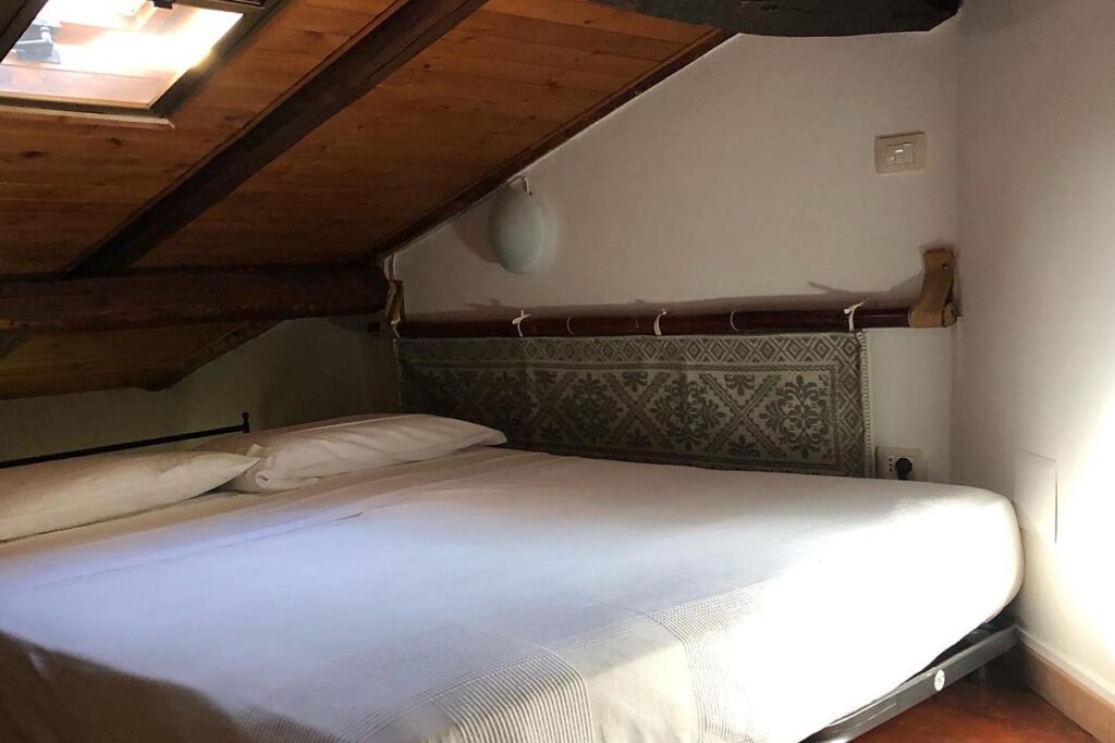 Das Doppelbett auf der Zwischenetage mit Schrägdach und Dachfenster, BB Aigua, Alghero - meer sardinien urlaub
