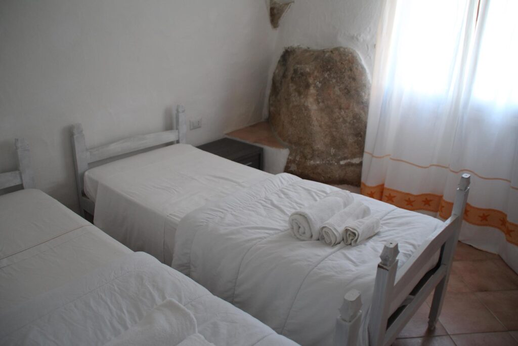 Das Doppelschlafzimmer mit Granitfelsen, Ferienhaus Barbara, Torre delle Stelle - meer sardinien urlaub