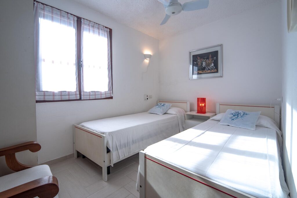 Das zweite Schlafzimmer mit zwei Einzelbetten des Ferienhauses Belvedere, Costa Rei - meer sardinien urlaub