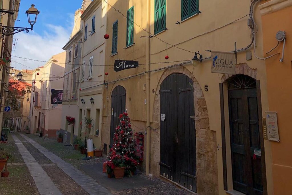 Der Eingang des BB Aigua im historischen Ortskern von Alghero - meer sardinien urlaub