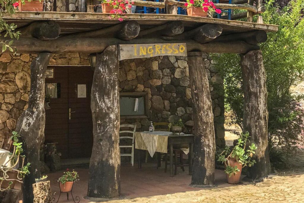 Der Eingang mit einer der unterschiedlichen Restaurant-Terrassen des Haupthauses, Agriturismo Il Muto di Gallura, Aggius - meer sardinien urlaub