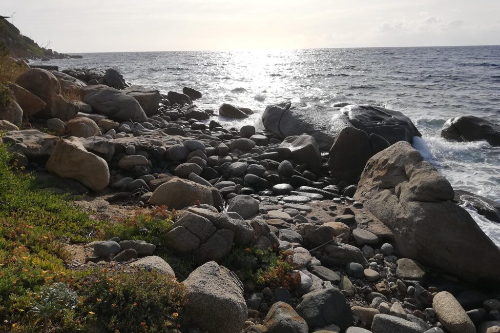 Der Felsstrand vor dem Haus Barbara, Torre delle Stelle - meer sardinien urlaub