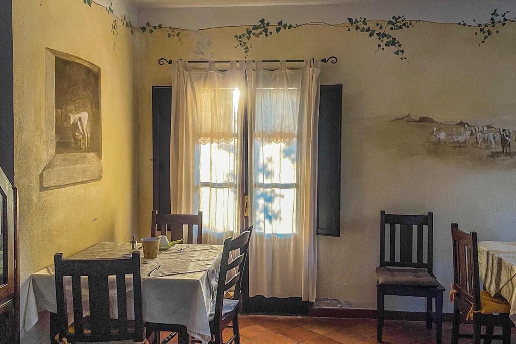 Der Frühstücksraum im Agriturismo Il Muto di Gallura, Aggius - meer sardinien urlaub