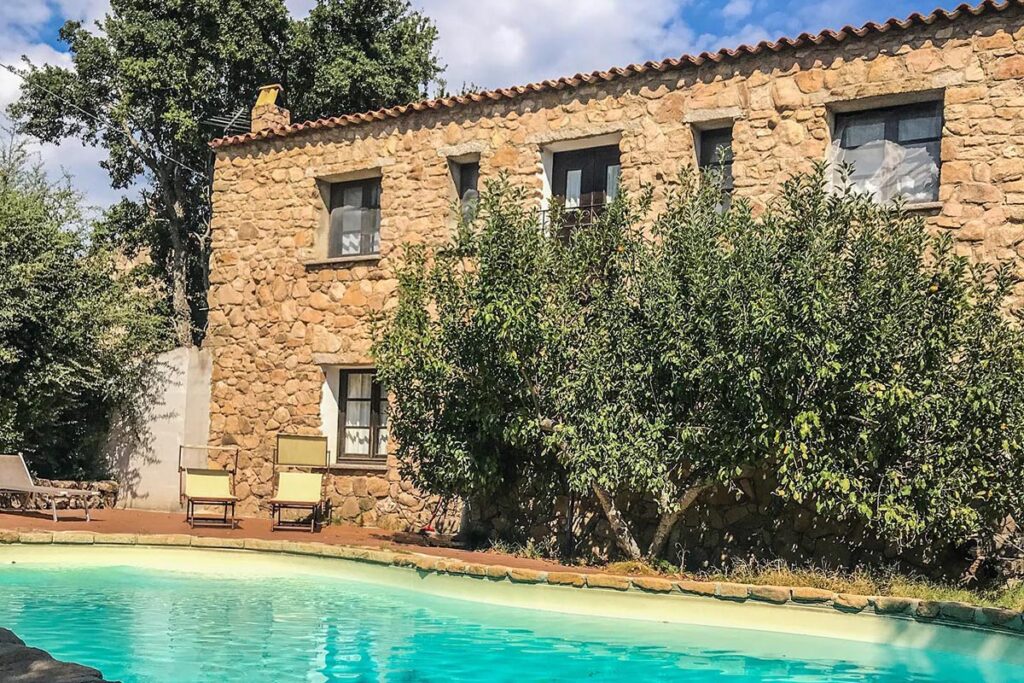 Der Pool-Stazzo des Agriturismo Il Muto di Gallura, Aggius - meer sardinien urlaub