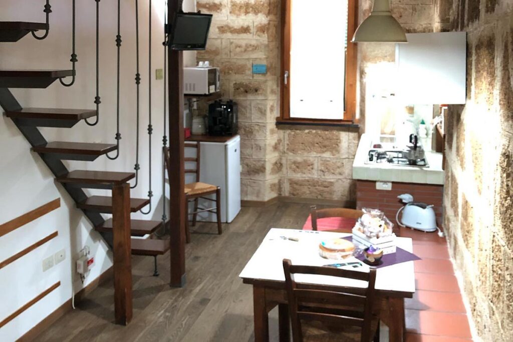 Der Wohnbereich mit gegen Aufpreis nutzbarer Kocheecke im BB Aigua, Alghero - meer sardinien urlaub