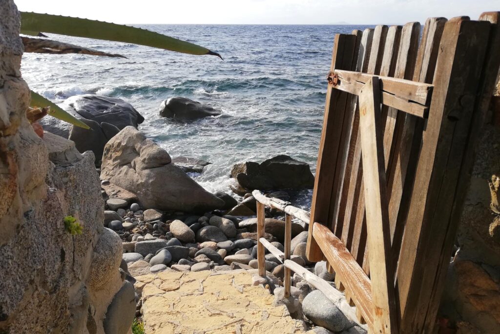Der Zugang zum Felsstrand vor dem Haus Barbara, Torre delle Stelle - meer sardinien urlaub