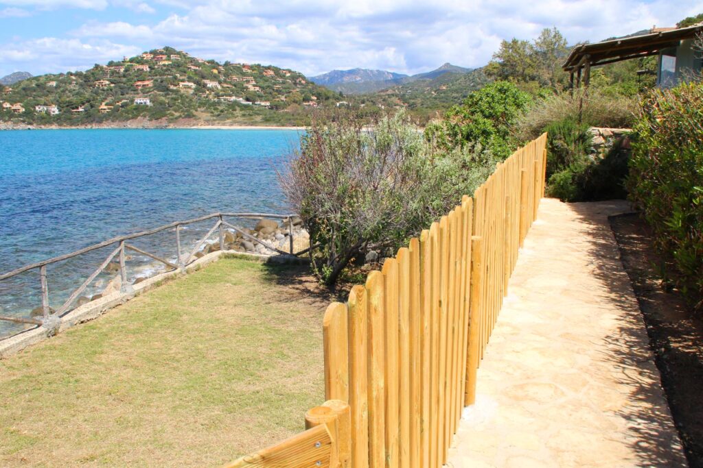 Der direkt am Meer angrenzende Garten des Ferienhauses Barbara, Torre delle Stelle - meer sardinien urlaub