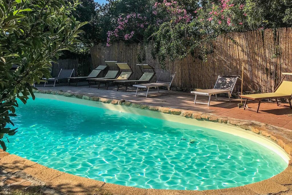 Der kleine Poolbereich des Agriturismo Il Muto di Gallura, Aggius - meer sardinien urlaub