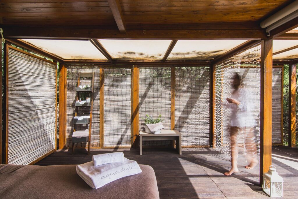 Der kleine Wohlfühl-Bereich mit Massage-Einheiten im Hotel Aquadulci, Chia - meer sardinien urlaub