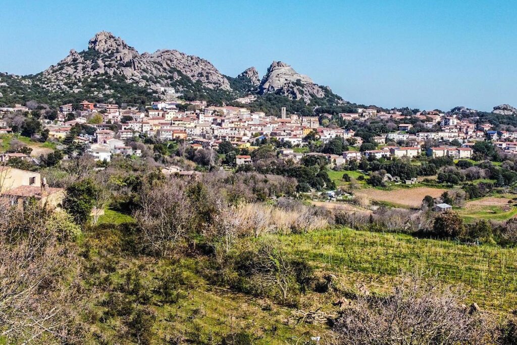 Die Aggius-Berge sind die malerische Kulisse des Agriturismo Il Muto di Gallura, Aggius - meer sardinien urlaub