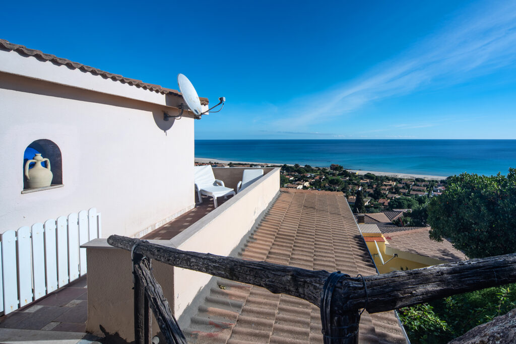 Die Hausseite mit Meerblick, Ferienhaus Belvedere, Costa Rei - meer sardinien urlaub