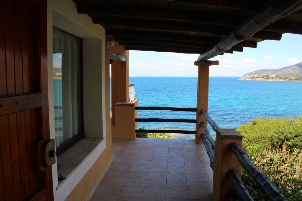 Die Hausseite und das strahlende Meeresblau, Ferienhaus Barbara, Torre delle Stelle - meer sardinien urlaub