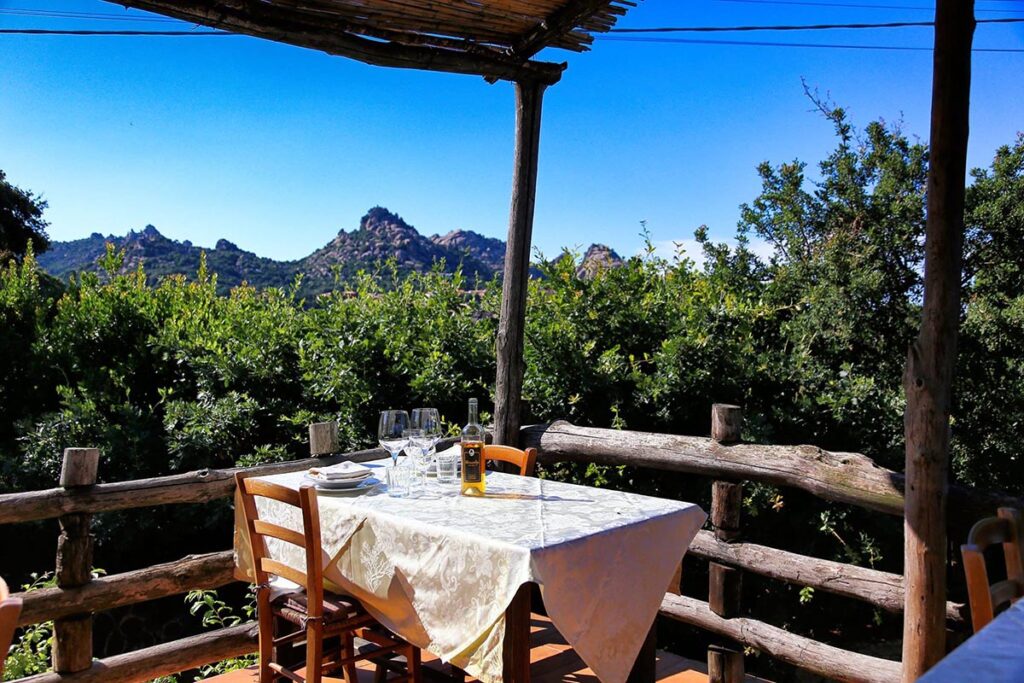 Die Natur als Kulisse für ein herzhaftes, traditionsbewusstes Mahl, Agriturismo Il Muto di Gallura, Aggius - meer sardinien urlaub