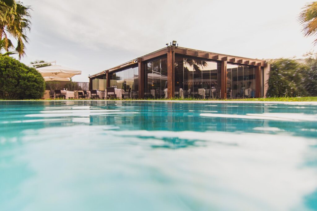 Die Poollandschaft mit Restaurantgebäude im Hintergrund, Hotel Aquadulci, Chia - meer sardinien urlaub