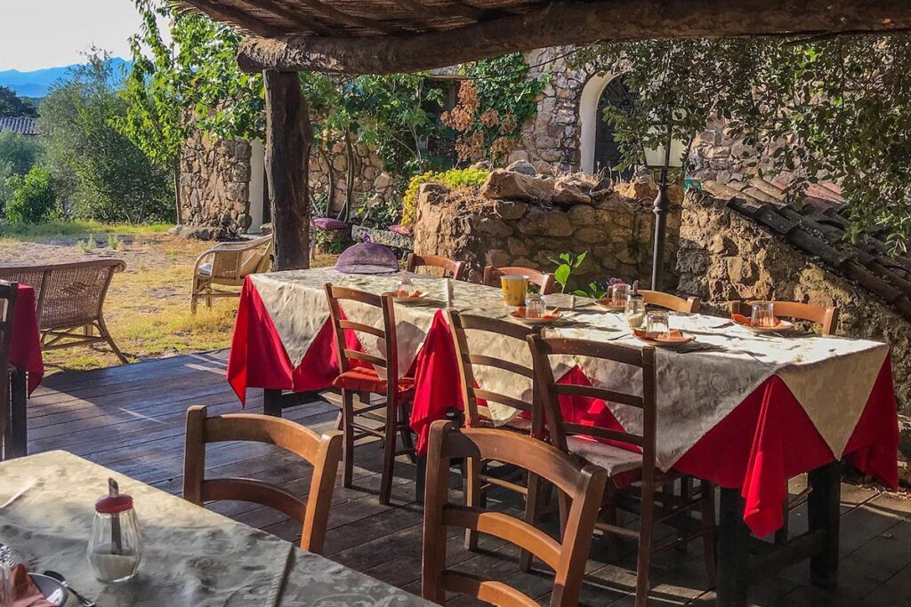 Die Restaurant-Terrasse des Agriturismo Il Muto di Gallura, Aggius - meer sardinien urlaub