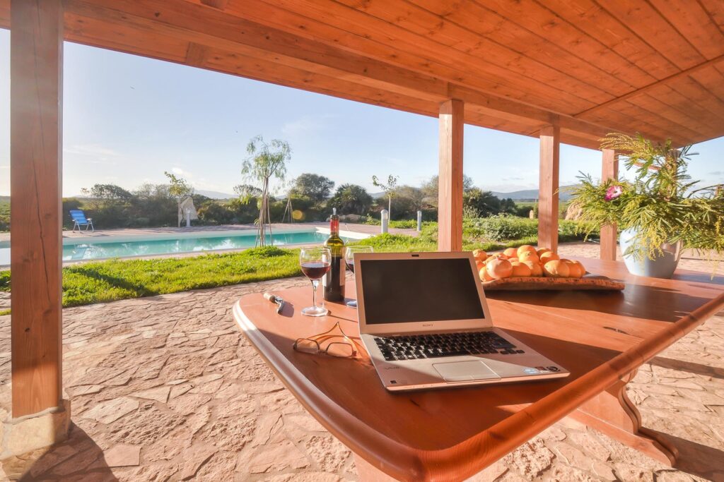 Die Terrasse des Ferienhauses Barbara bei Alghero, der perfekte Platz zum Arbeiten oder Zeitgenuss - meer sardinien urlaub