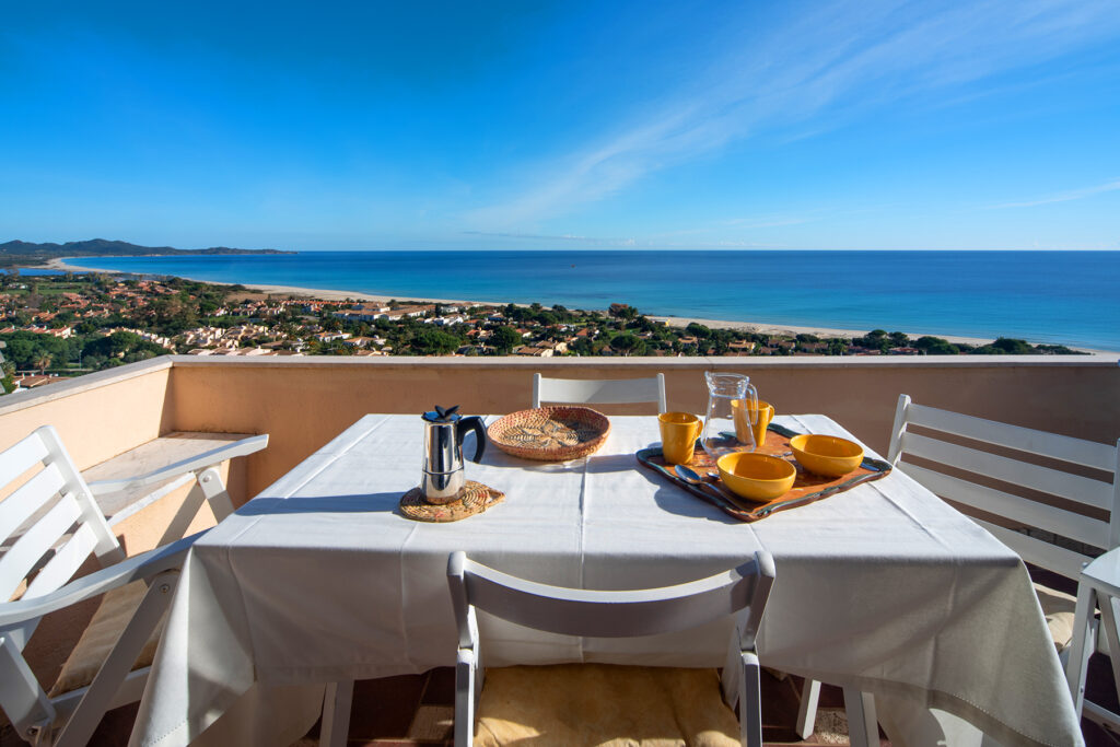 Die Terrasse mit gedecktem Tisch und einzigartigem Meerblick, Ferienhaus Belvedere, Costa Rei - meer sardinien urlaub