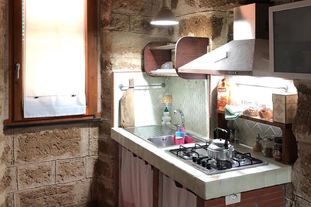 Die gegen Aufpreis nutzbare Kochzeile der Suite im BB Aigua, Alghero - meer sardinien urlaub