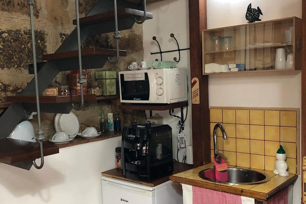Die kleine Kaffee- und Tee-Ecke der unteren Ebene eines Doppelzimmer im BB Aigua, Alghero - meer sardinien urlaub