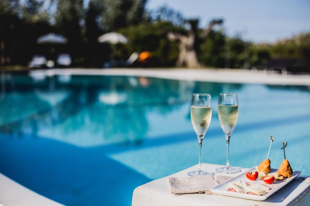 Ein Apertif am Pool geniessen im Hotel Aquadulci, Chia - meer sardinien urlaub