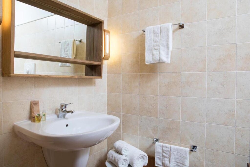 Ein Badezimmer der Locanda S Anninnia, Gonnesa - meer sardinien urlaub