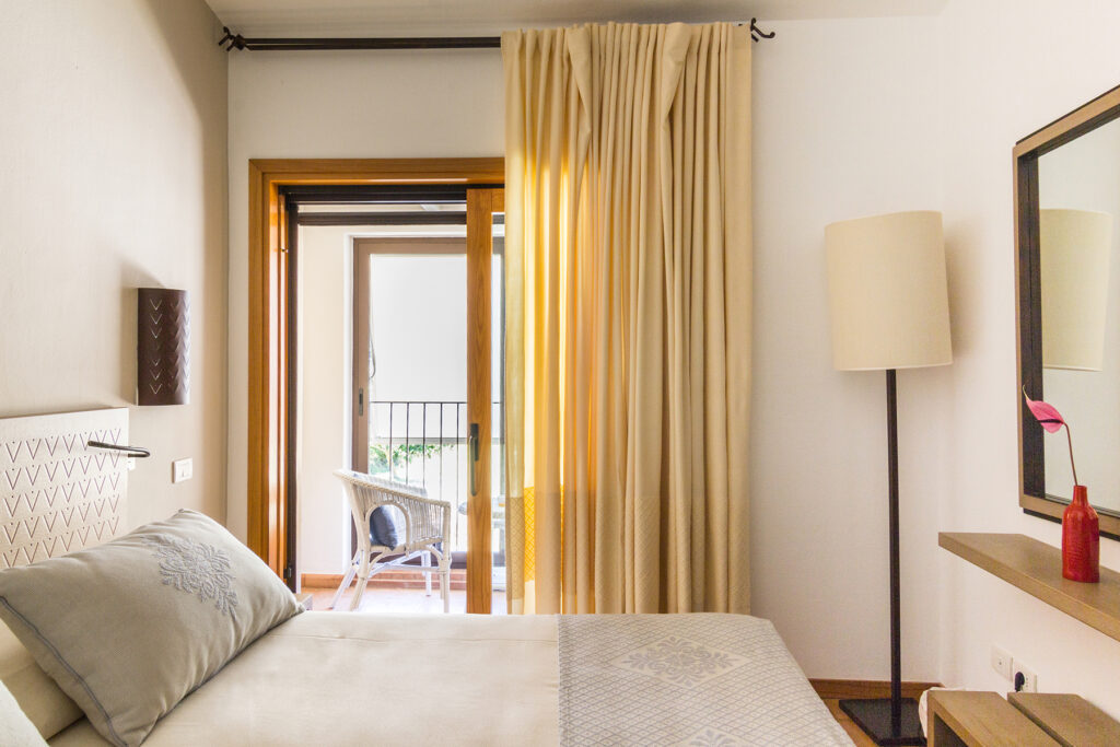 Ein Classic-Zimmer auf der Meerseite mit Balkon, Hotel Aquadulci, Chia - meer sardinien urlaub