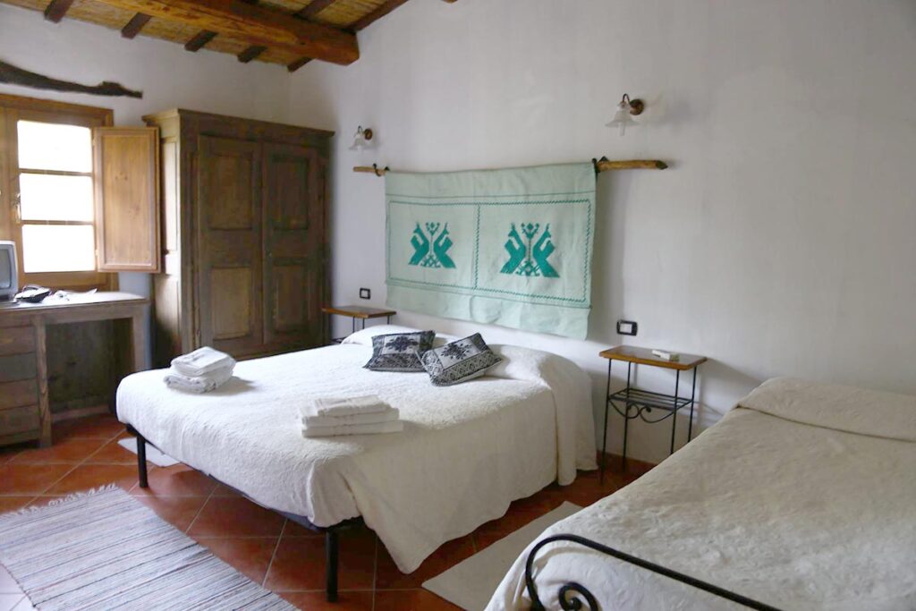 Ein Drei-Bett-Zimmer des Agriturismo Il Muto di Gallura, Aggius - meer sardinien urlaub