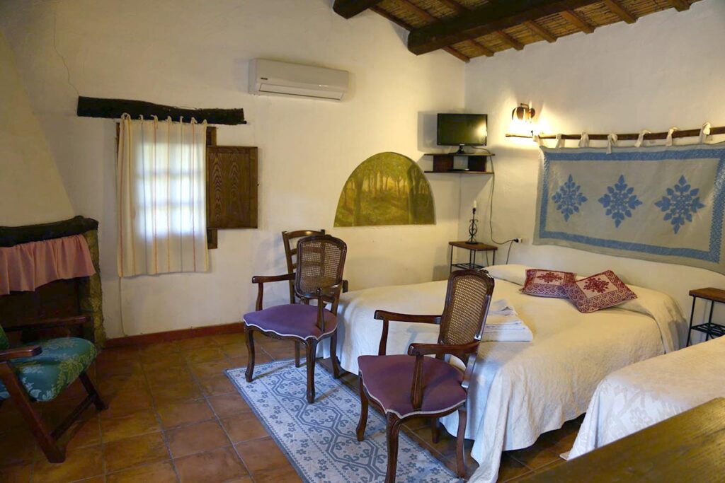 Ein Drei-Bett-Zimmer im Agriturismo Il Muto di Gallura, Aggius - meer sardinien urlaub