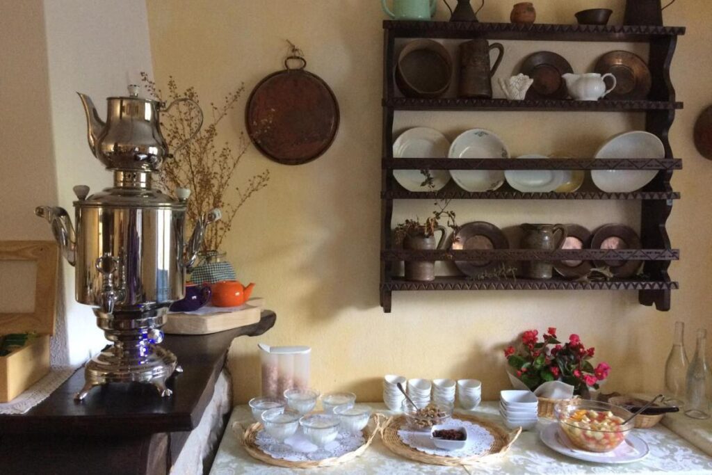 Ein Teil des liebevoll angerichteten Frühstücksbüffets im Agriturismo Il Muto di Gallura, Aggius - meer sardinien urlaub