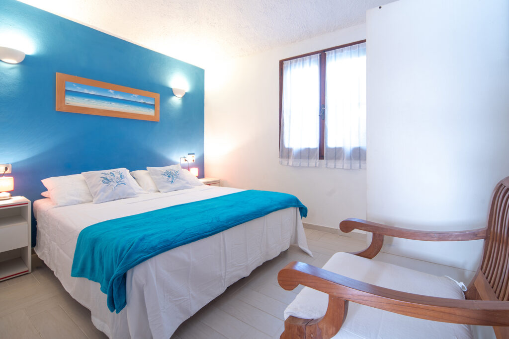 Einblick in das Schlafzimmer des Ferienhauses Belvedere, Costa Rei - meer sardinien urlaub