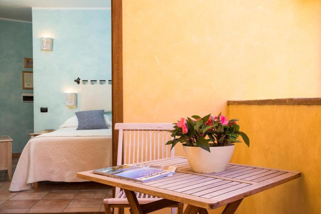 Einblick vom zimmereigenen Aussenbereich in die Schlafräumlichkeit, Gästehaus S Anninnia, Gonnesa - meer sardinien urlaub