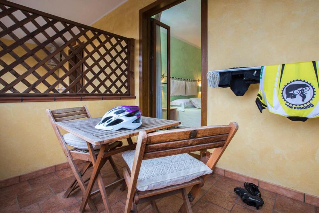Einer der zimmereigenen Aussenbereiche, Gästehaus S Anninnia, Gonnesa - meer sardinien urlaub