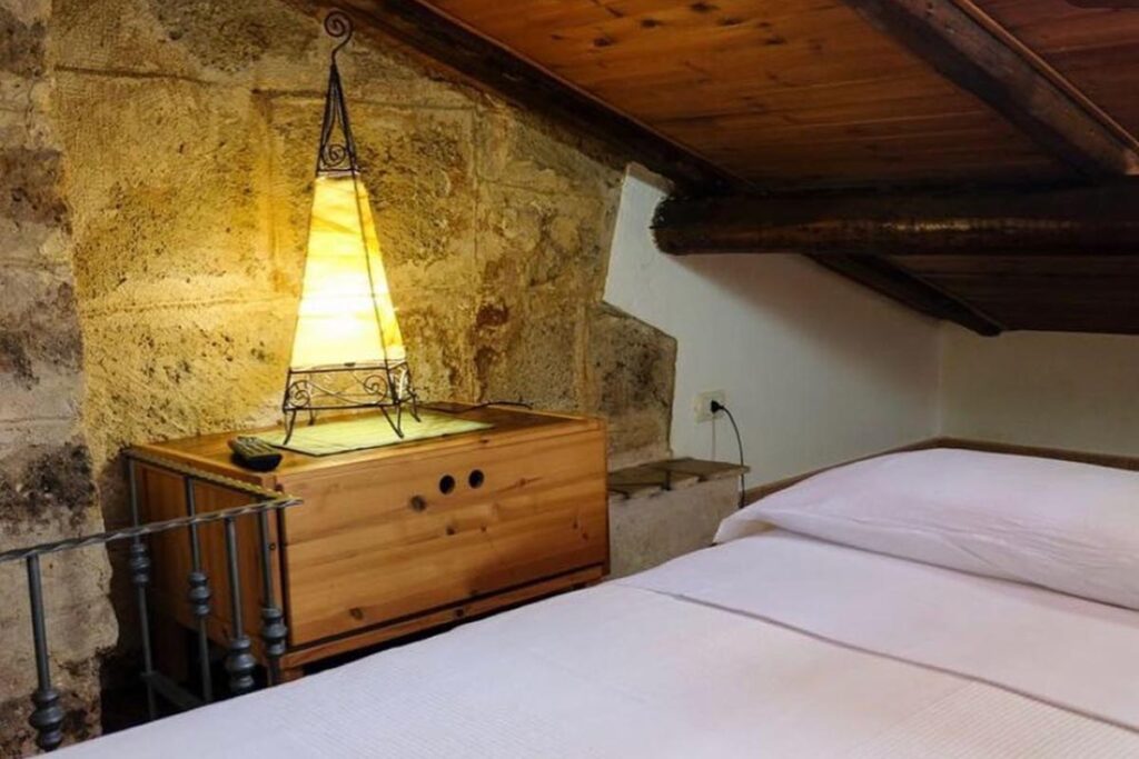 Eines der Doppelbetten auf dem Mezzanin mit Schrägdach, BB Aigua in Alghero - meer sardinien urlaub