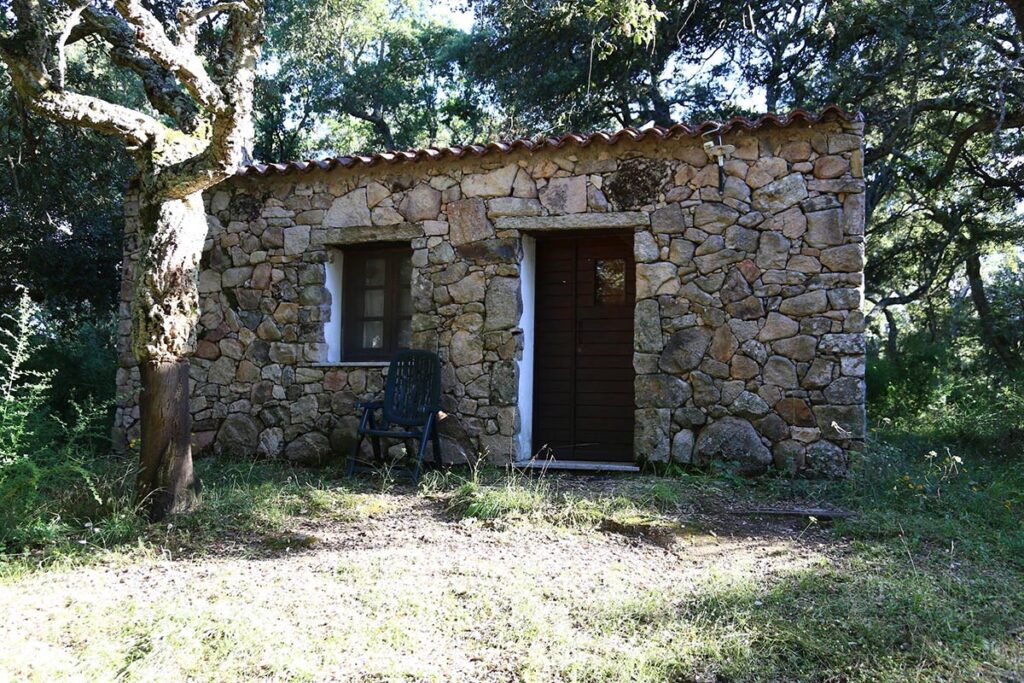 Eines der urigen Wald-Stazzo-Zimmer des Agriturismo Il Muto di Gallura, Aggius - meer sardinien urlaub