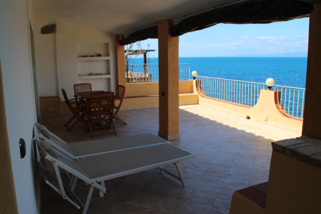 Entspannungszeit auf den Liegen der Terrasse des Ferienhauses Barbara, Torre delle Stelle - meer sardinien urlaub