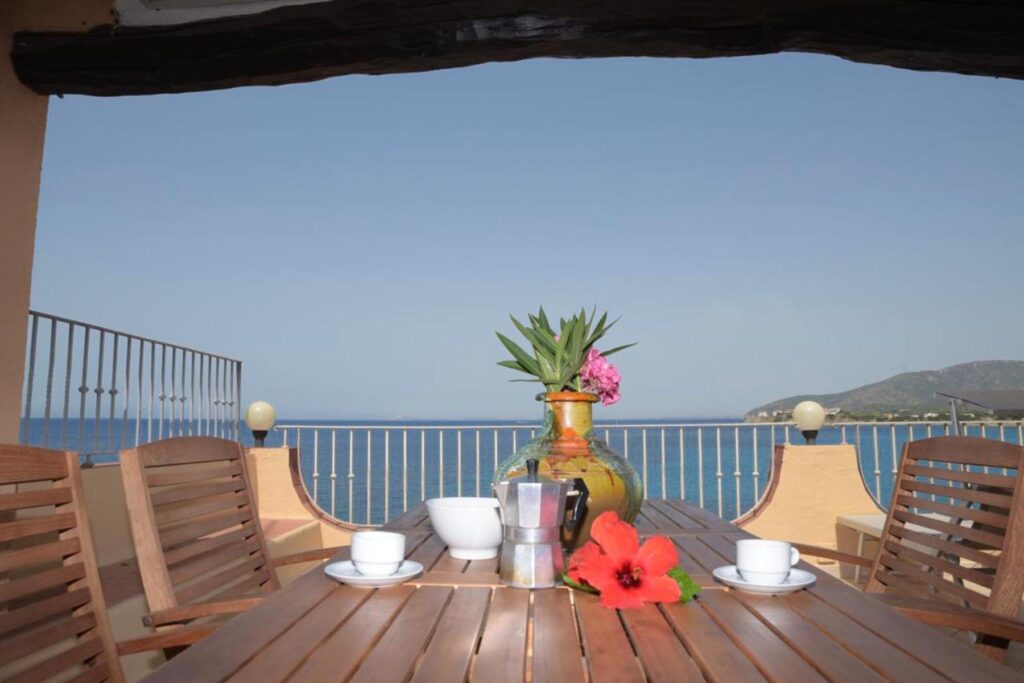 Frühstück mit Meerblick auf der Terrasse, Ferienhaus Barbara, Torre delle Stelle - meer sardinien urlaub