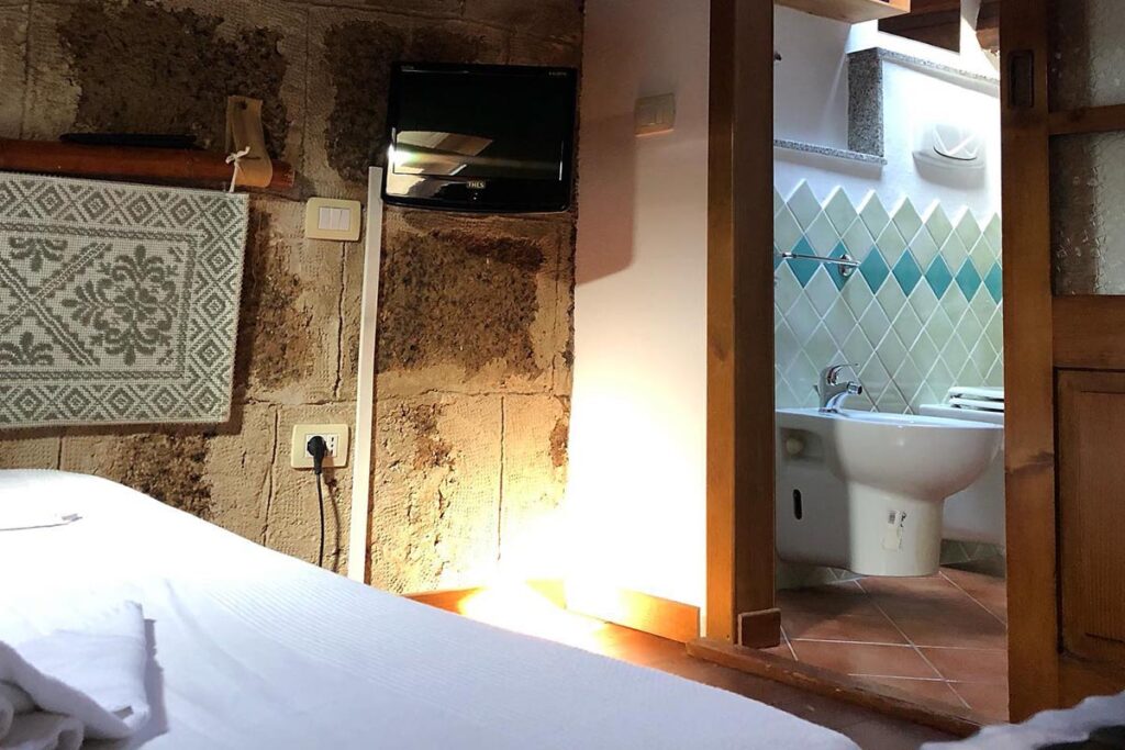 In einem Zimmer liegt das Bad in der oberen Etage, BB Aigua, Alghero - meer sardinien urlaub