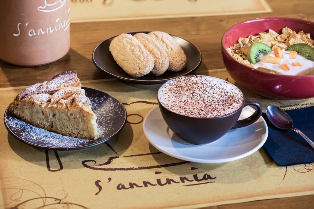 Lecker frühstücken mit frisch gebackenem Kuchen im Gästehaus S Anninnia, Gonnesa - meer sardinien urlaub