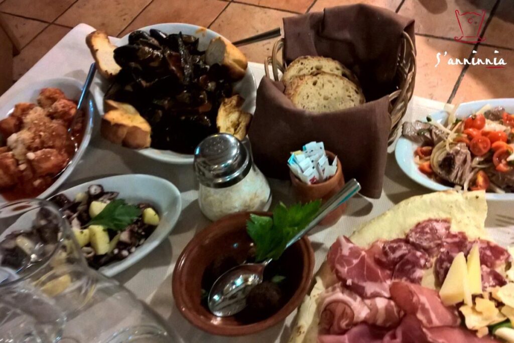 Leckere Vorspeisen im hauseigenen Restaurant des Gästehauses S Anninnia, Gonnesa - meer sardinien urlaub